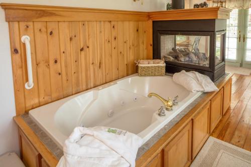 Ett badrum på Cloran Mansion Bed & Breakfast