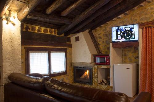 Televisyen dan/atau pusat hiburan di CASA RURAL EL BÚ - B&B Alto Tajo Alojamiento Rural Guadalajara