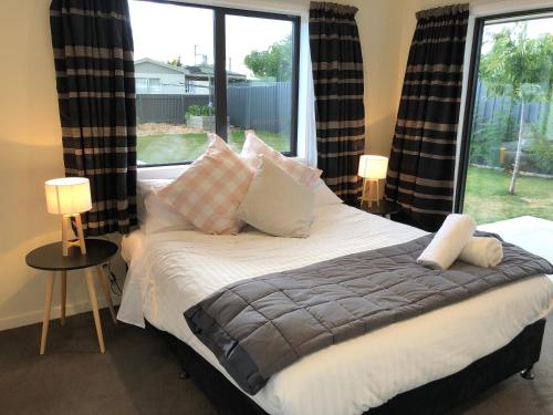 A bed or beds in a room at Twilight on Tekapo Drive with spa, Twizel