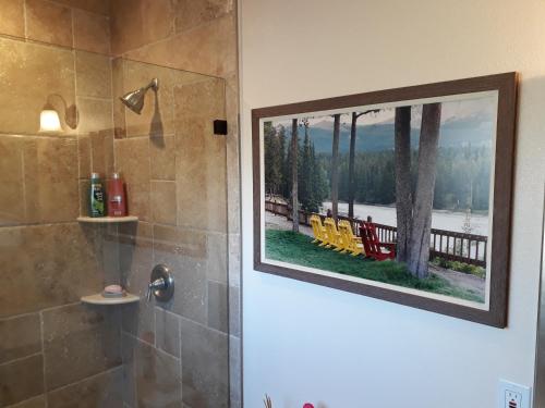 uma casa de banho com um chuveiro com uma fotografia de cadeiras em Comfortable Luxury Studio em Los Angeles