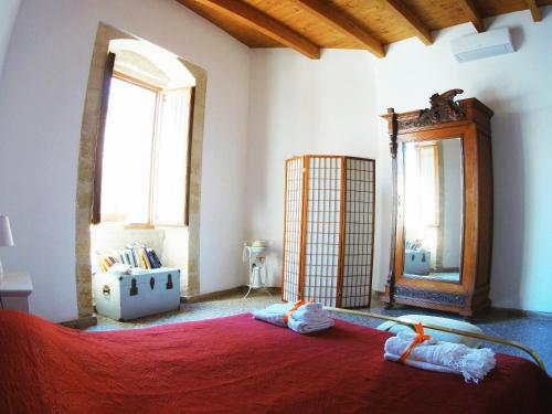 ターラントにあるTra gli archiのベッドルーム(赤いベッド1台、鏡付)