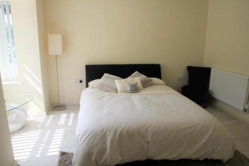 Ένα ή περισσότερα κρεβάτια σε δωμάτιο στο Quiet house beside Stansted Airport