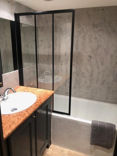une salle de bain avec un lavabo, une douche et une baignoire dans l'établissement Studio 29 Cassis, à Cassis
