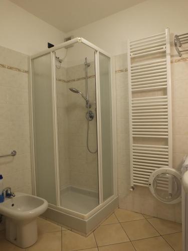 een badkamer met een douche en een wastafel bij NIDO AMICO in Loano