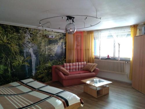 - un salon avec un lit et un canapé dans l'établissement Little Silence, à Berlin