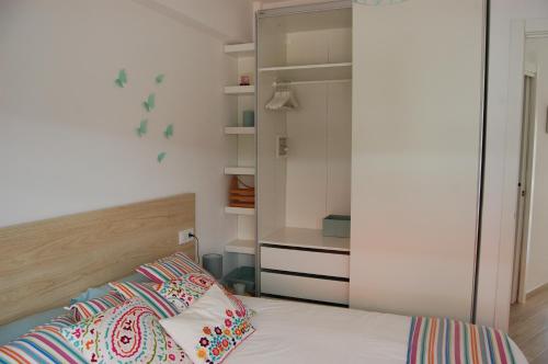 - une petite chambre avec un lit et un placard dans l'établissement El Limonero, à Fuengirola