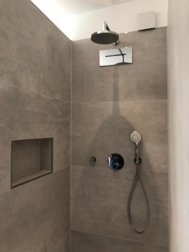 een douche met een douchekop in de badkamer bij Wunderschöne Wohlfühloase im Grünen mit Innenstadtnähe in Ellerbek