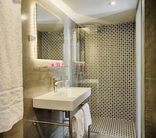 y baño con lavabo y ducha con espejo. en KALITHEA-HILLS APARTMENT 3, en Koskinou