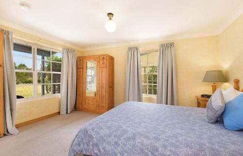 
A bed or beds in a room at Vineyard Cottages
