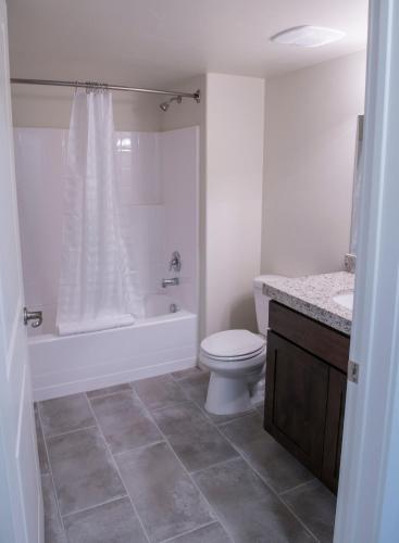 Un baño de Moab Redcliff Condos