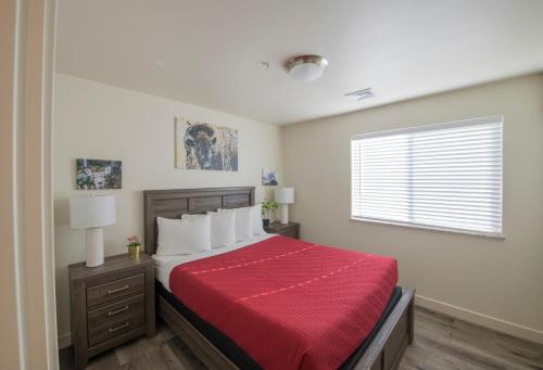 Una cama o camas en una habitación de Moab Redcliff Condos