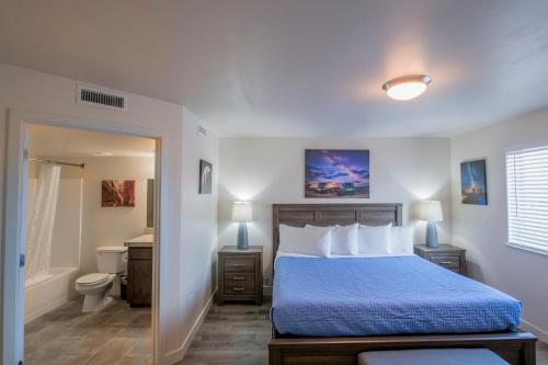 Säng eller sängar i ett rum på Moab Redcliff Condos