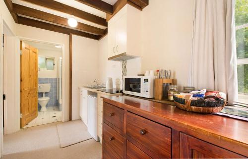 
A kitchen or kitchenette at Vineyard Cottages
