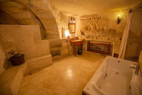 Bilik mandi di Koza Cave Hotel