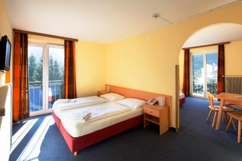 Säng eller sängar i ett rum på Euro Youth Hotel & Krone