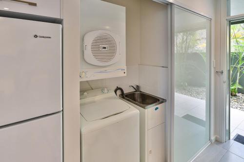 A kitchen or kitchenette at Hibiscus 006 - Hamilton Island