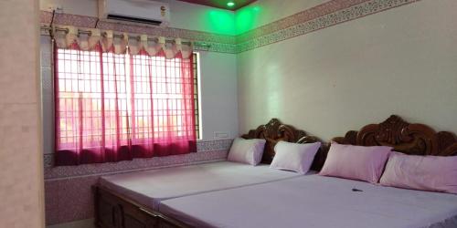 Letto o letti in una camera di Sri Priya Lodge