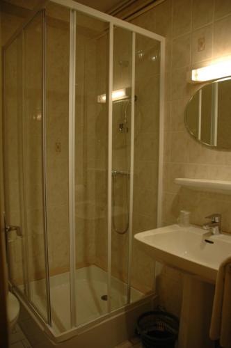 La salle de bains est pourvue d'une douche et d'un lavabo. dans l'établissement Hotel du Luxembourg, à Balsièges