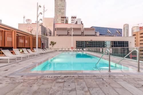 The swimming pool at or close to GLOBALSTAY Modern Downtown Apartment