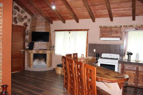 una cocina con estufa y chimenea en Cabaña Ensueño, en Mazamitla