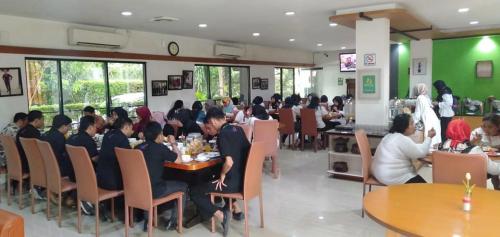 Un restaurant sau alt loc unde se poate mânca la Hotel Grand Karawang Indah