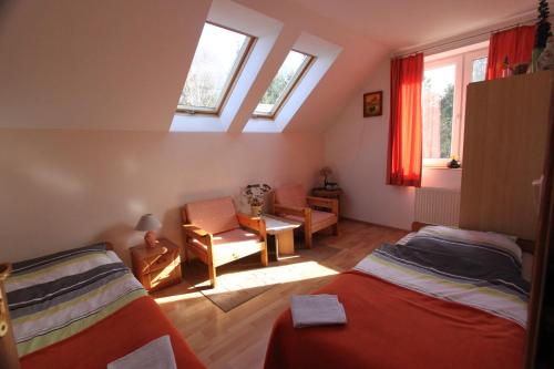 een slaapkamer met 2 bedden en 2 ramen bij Pojezierze Drawskie Agroturystyka Greanna in Ostrowice