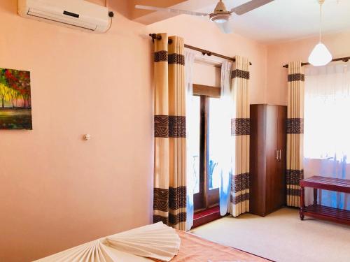 a bedroom with a bed and a window at Blinkbonnie Inn in Kandy