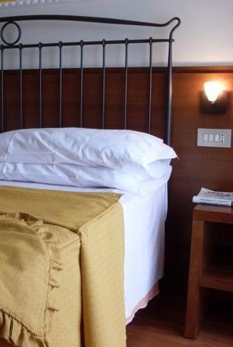 Giường trong phòng chung tại Hotel Isola di Lauria