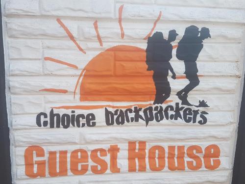una torta che dice "Scelta degli zaini" casa degli ospiti di Choice Guesthouse and Backpackers a Bulawayo