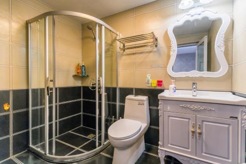 重庆Xiao Yu Residential Apartment Near Jiefangbei and Hongya Cave的带淋浴、马桶和水槽的浴室