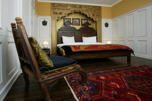 a bedroom with a bed and a chair and a bed sidx sidx sidx at Arena Regia Hotel & Spa - Marina Regia Residence in Mamaia Nord