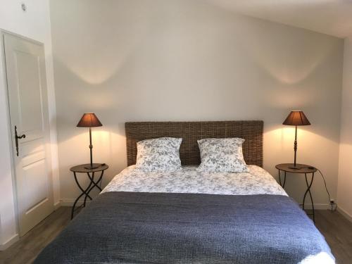 une chambre avec un grand lit avec deux lampes dans l'établissement Le Petit Bastidon - Private pool - Gordes, à Gordes