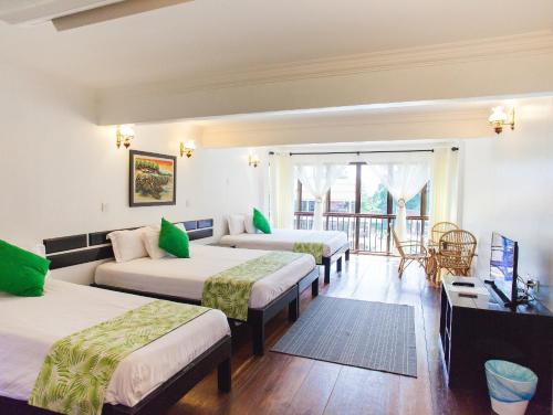 Postel nebo postele na pokoji v ubytování Anjungan Beach Resort