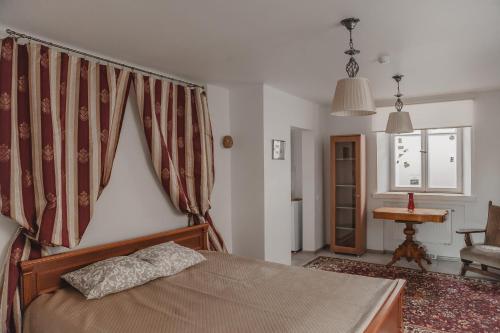 een slaapkamer met een bed, een raam en een stoel bij Ugnies Kaukes Apartament Kęstučio gatvė 17 in Vilnius