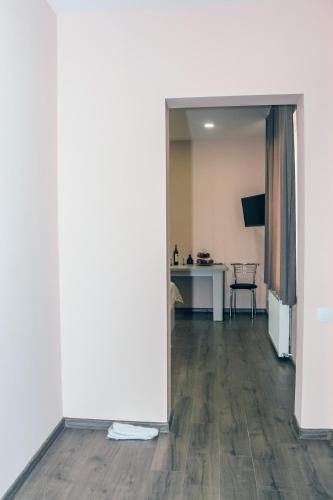 TV a/nebo společenská místnost v ubytování Red Hotel