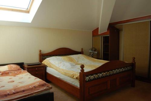 1 dormitorio con 2 camas individuales y ventana en DOM WESELNY ,, ANNA'' en Warlubie