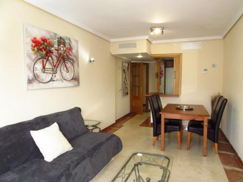 ベナルマデナにあるTorreon del Mar Apartmentのリビングルーム(ソファ、テーブル付)