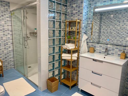 y baño con ducha y lavamanos. en Dream Loft Old city center, en Alicante
