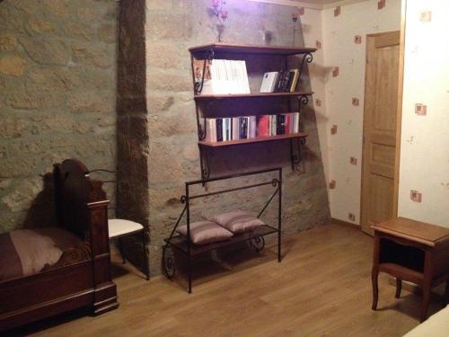Zimmer mit einem Bett und einem Regal mit Büchern in der Unterkunft La maison d oscar in Menet