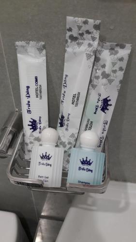 une exposition de produits à base de certaines substances sur une étagère dans l'établissement Khách sạn Triều Dâng, à Tuy Hoa