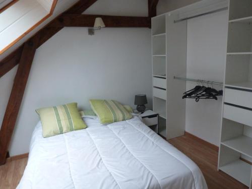 Gite Du Comtal في Bozouls: غرفة نوم مع سرير أبيض كبير ورفوف