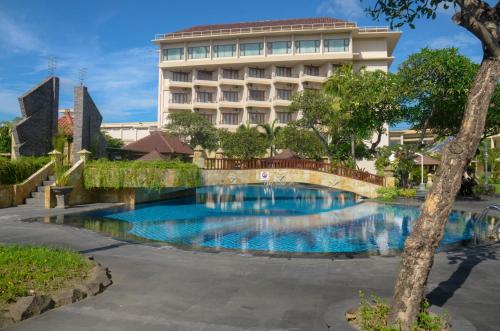 Poolen vid eller i närheten av Lombok Raya Hotel