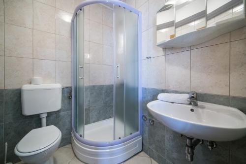 Ett badrum på Apartments Barbir