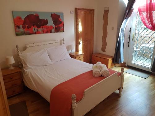 1 dormitorio con 1 cama con 2 toallas en Fountainbridge Flat, en Edimburgo