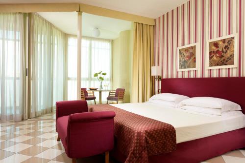 เตียงในห้องที่ UNAHOTELS The ONE Milano Hotel & Residence