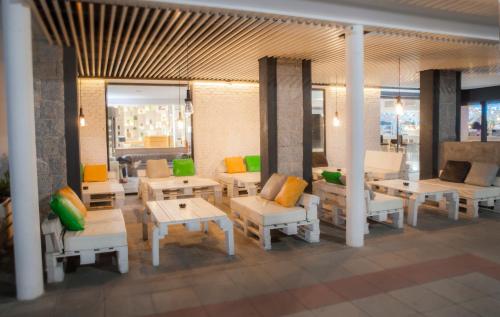 Un lugar para sentarse en Hotel Brisamar Suites