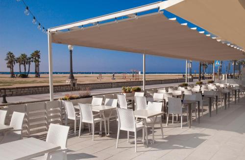 Un restaurante u otro lugar para comer en Hotel Brisamar Suites