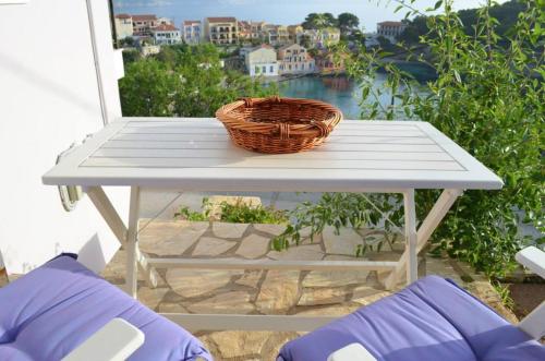a wicker basket on a white table on a balcony at Romanza Studios in Asos