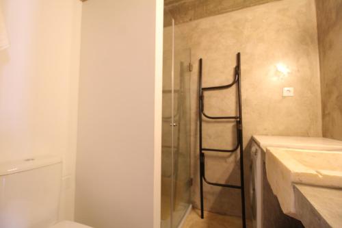 um banheiro com chuveiro e vaso sanitário em House Beach em Costa da Caparica