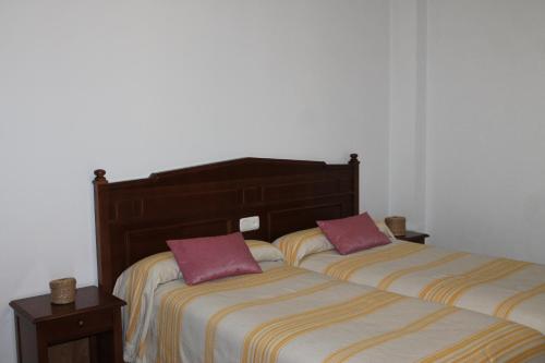 two beds sitting next to each other in a bedroom at Apartamentos Rurales Rosendo: "La Mejorana" in Capileira